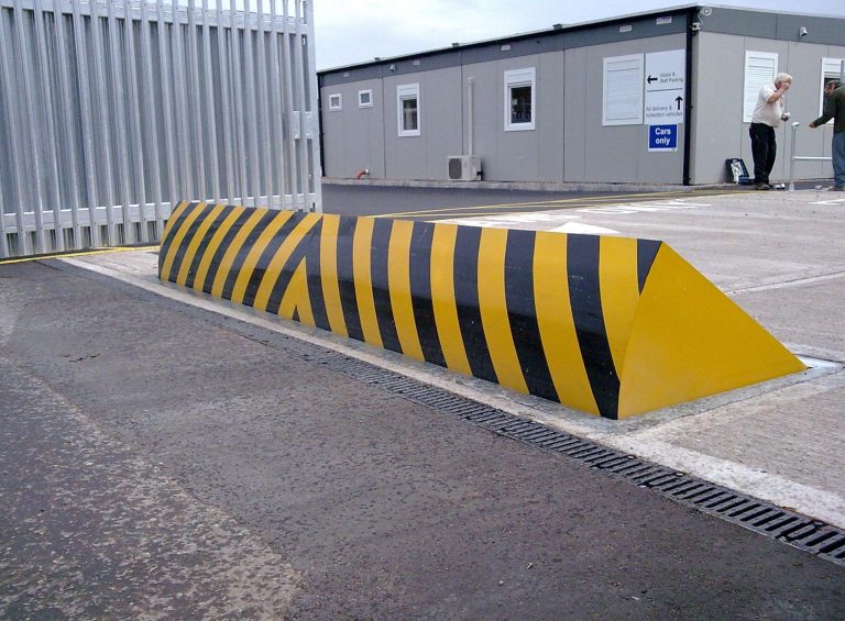 hydraulic road blocker